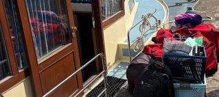 Bootskiste, Grill, für jeden eine Klamottentasche, Wein, Sportzeug und allerhand anderer Kruscht: So sieht eine Kofferraumladung Urlaubsgepäck auch bei uns aus.