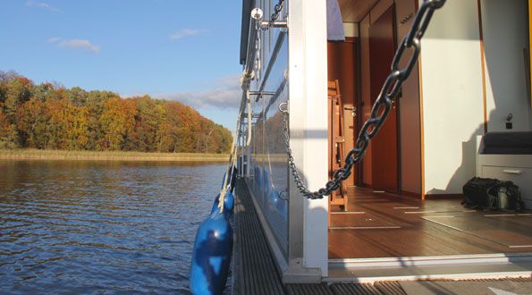 Seitlicher Blick vom Hausboot im Herbst
