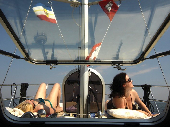 Sonnenbaden auf dem Vordeck von Charterboot El Hierro